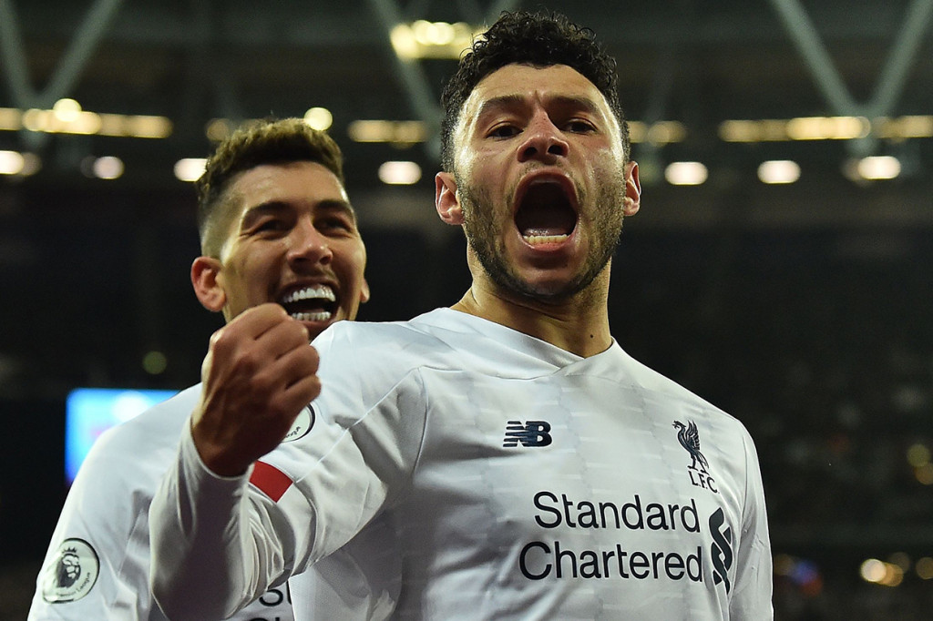 Alex Oxlade-Chamberlain melakukan selebrasi usai mencetak gol ke gawang West Ham dalam laga tunda pekan ke-18 Liga Inggris di Stadion Olimpiade London.