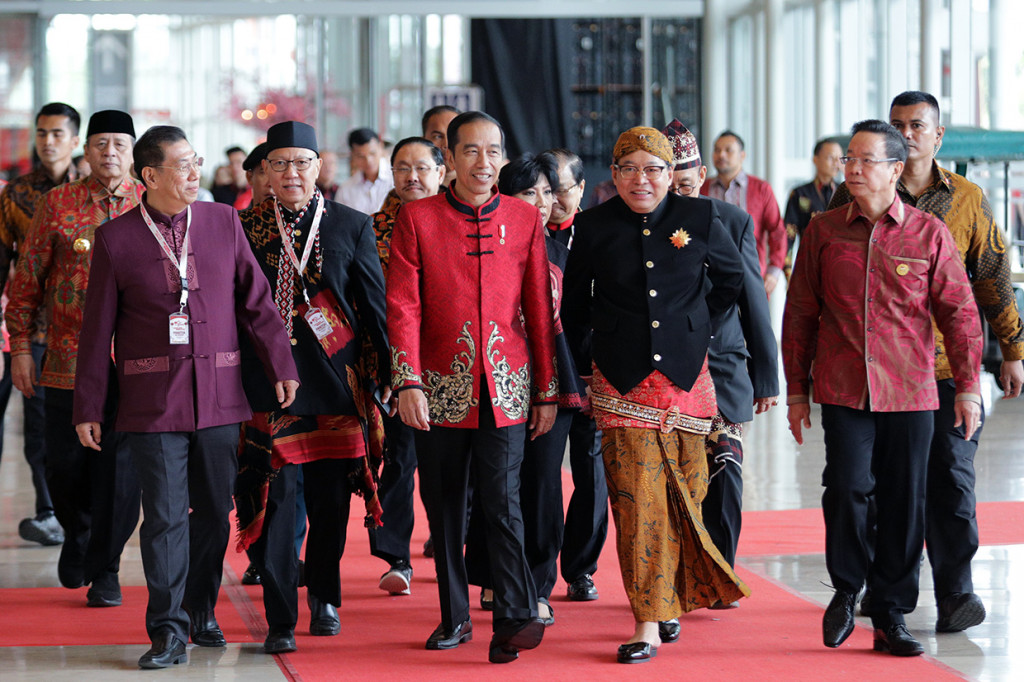 Presiden Joko Widodo (tengah) didampingi Ketua Panitia Soeherman Gandi Sulistiyanto (kedua kanan) berjalan bersama para tokoh Tionghoa Indonesia untuk menuju tempat acara perayaan Imlek Nasional 2020 di Indonesia Convention Exhibition Serpong, Tangerang, Banten. 