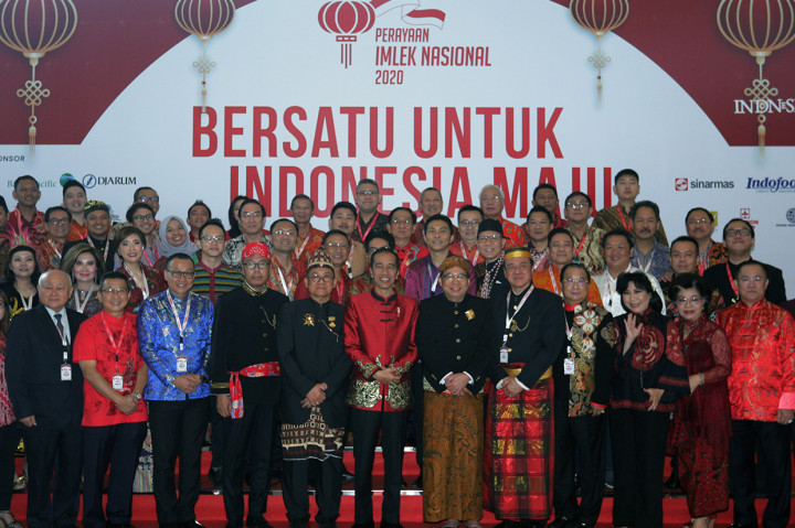 Presiden Joko Widodo (kenam kiri) didampingi Ketua Panitia Soeherman Gandi Sulistiyanto (keenam kanan) berfoto bersama para tokoh Tionghoa Indonesia usai menghadiri acara perayaan Imlek Nasional 2020 di Indonesia Convention Exhibition Serpong, Tangerang, Banten.
