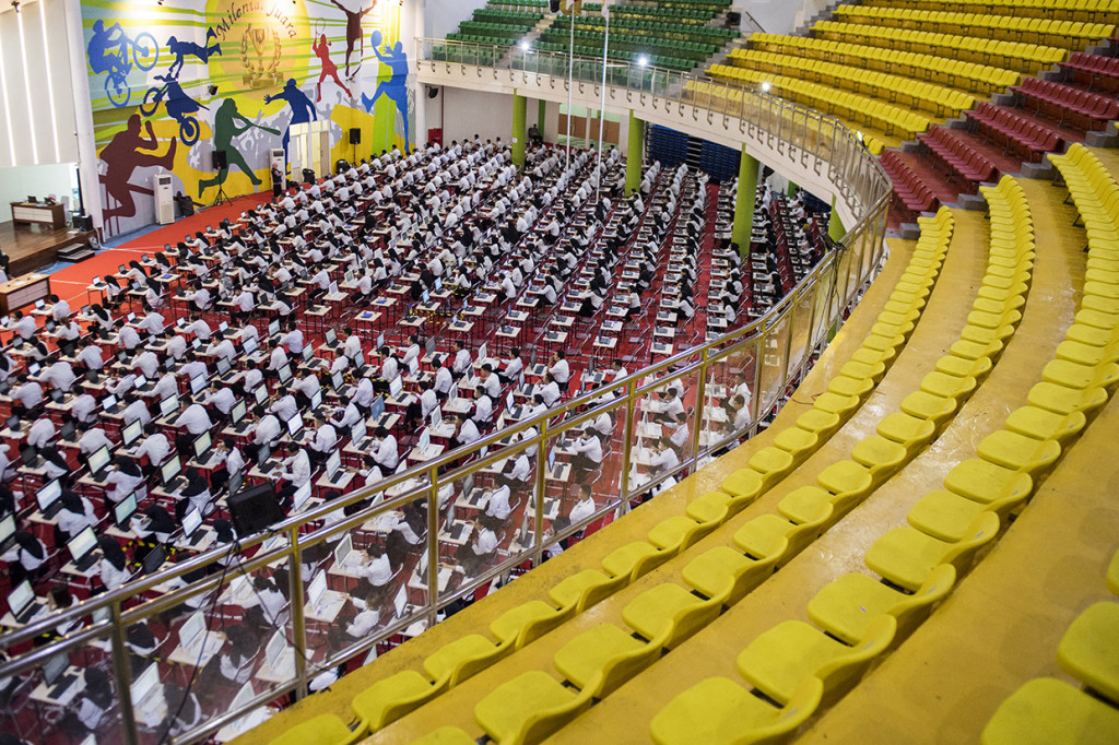 Sejumlah peserta mengikuti Seleksi Kompetensi Dasar (SKD) berbasis Computer Assisted Test (CAT) untuk Calon Pegawai Negeri Sipil (CPNS) Pemprov Jabar di GOR Arcamanik, Bandung, Jawa Barat.