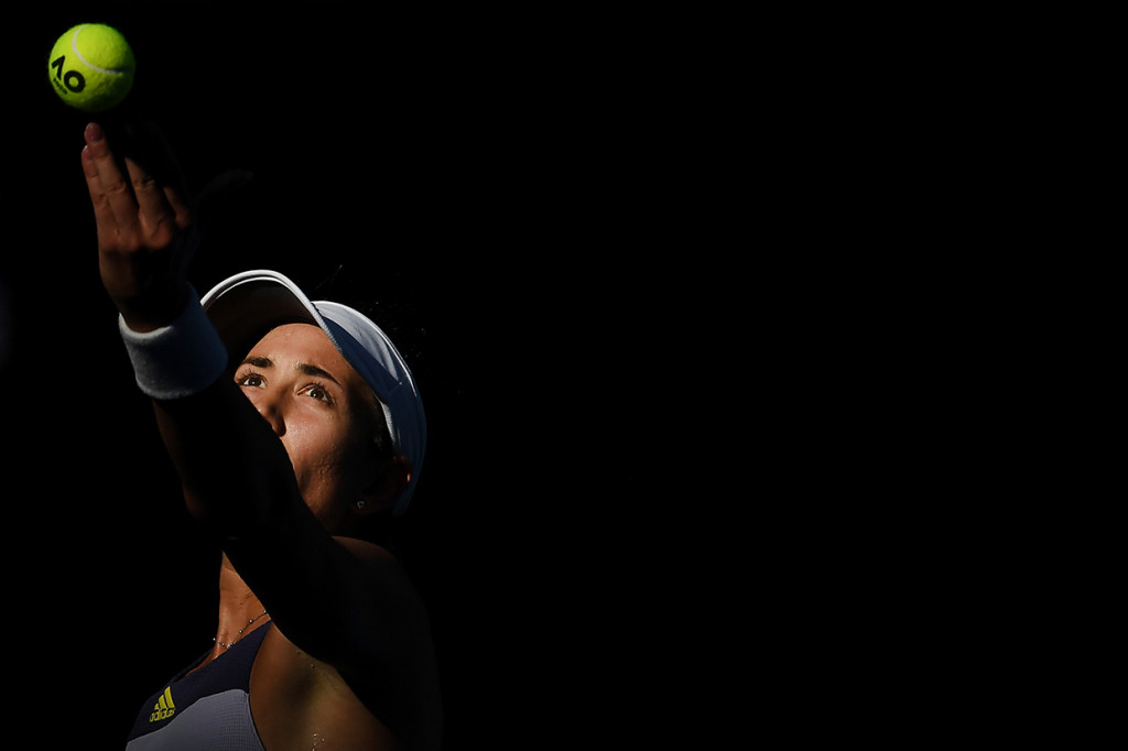 Petenis Spanyol Garbine Muguruza menang atas unggulan ketiga Simona Halep dalam pertarungan semifinal Australia Open di Rod Laver Arena. AFP Photo/Manan Vatsyayana