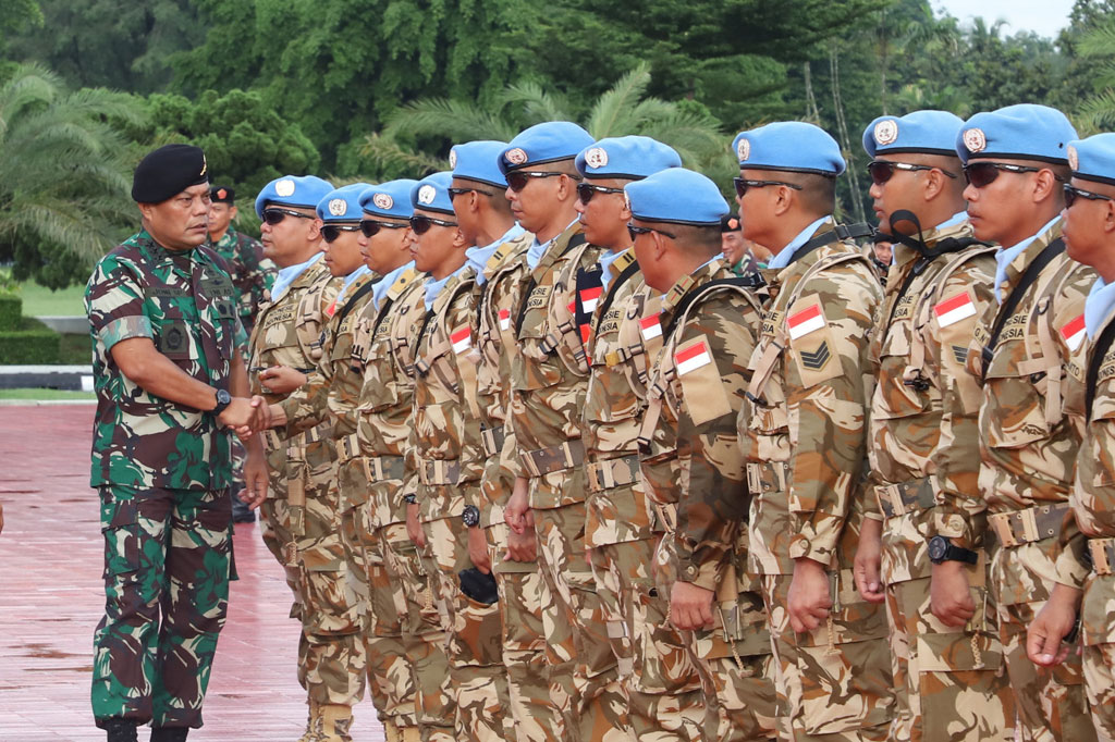 Kepala Staf Umum (Kasum) TNI Letjen Joni Supriyanto (kiri) menyalami anggota Pasukan Garuda Satgas Kompi Zeni TNI Konga XX-Q Monusco, saat upacara pemberangkatan di Mabes TNI, Cilangkap, Jakarta, Kamis, 30 Januari 2020. 