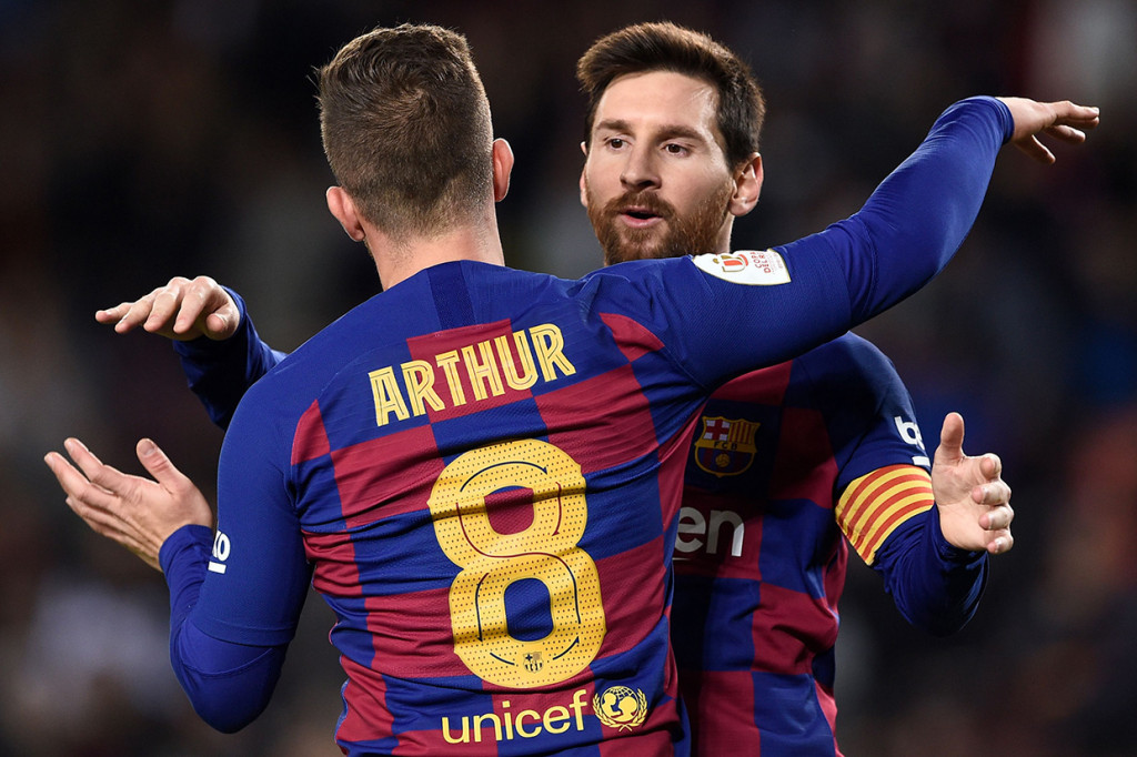 Barca memperbesar keunggulan menjadi 4-0 lewat tembakan Atrhur Melo pada menit ke-77.