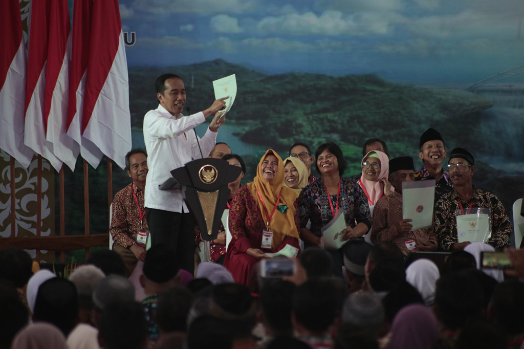 Presiden Joko Widodo membagikan 2.000 sertifikat kepada masyarakat di lima kabupaten/kota di Daerah Istimewa Yogyakarta yang ikut Program Pendaftaran Tanah Sistematis Lengkap, di Taman Budaya Kulon Progo, Pengasih, Kulon Progo, Yogyakarta, Jumat, 31 Januari 2020.