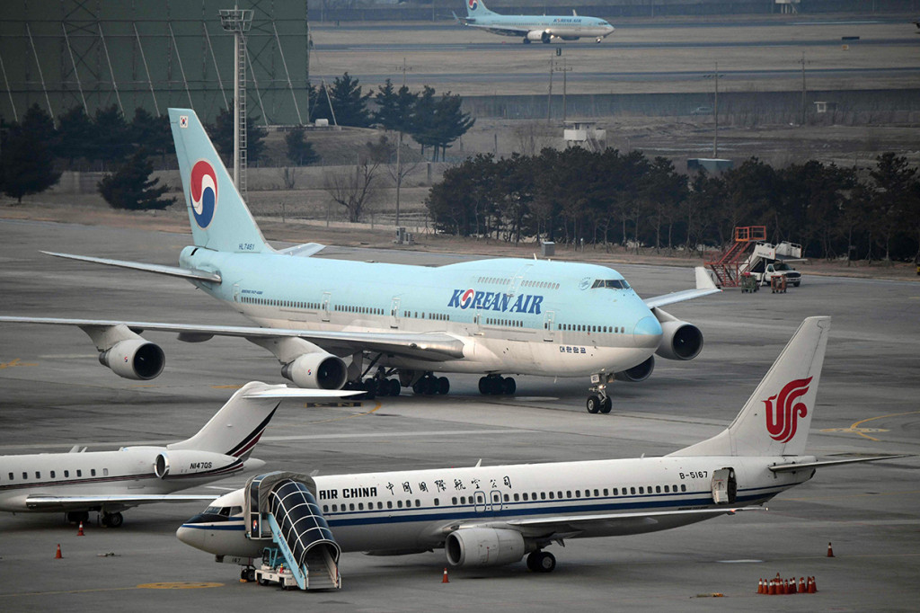 Sebuah pesawat carter yang membawa ratusan warga Korea Selatan yang dipulangkan dari Kota Wuhan, Tiongkok, mendarat di Bandara Gimpo, Seoul, Jumat, 31 Januari 2020, sekitar pukul 08,00 waktu setempat.