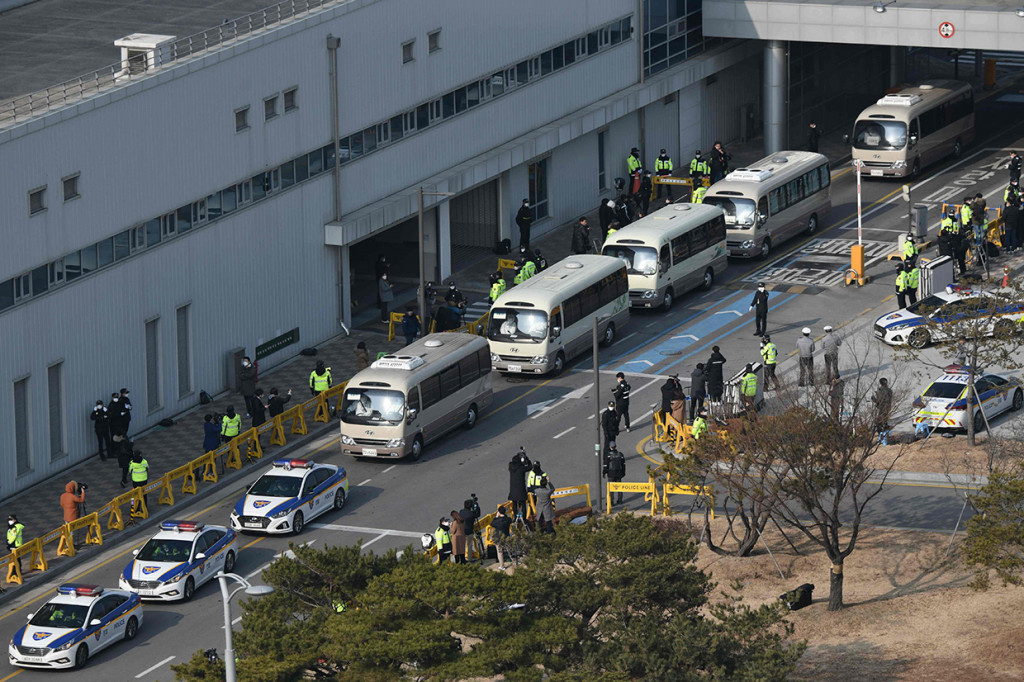 Pesawat evakuasi pertama yang membawa sekitar 367 warga Korea Selatan dari pusat wabah virus korona, Kota Wuhan tiba di Seoul sekitar pukul 08.00 waktu setempat.