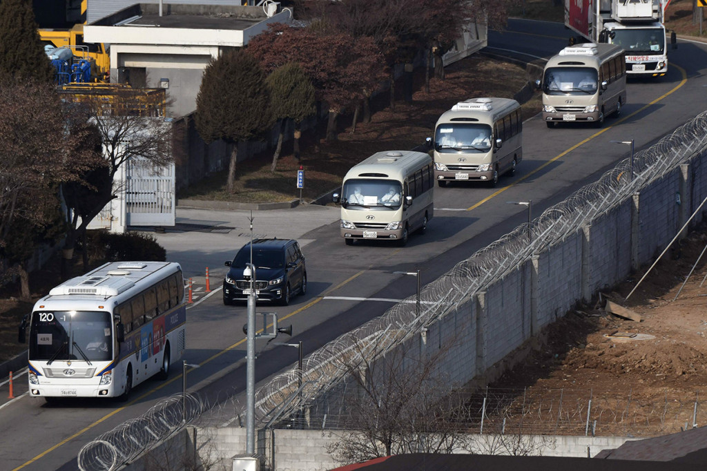 Sementara, 359 lainnya akan dibawa ke fasilitas pemondokan sementara. Mereka akan menjalani karantina selama 14 hari di bawah kontrol ketat dari petugas tanpa boleh keluar maupun menerima tamu.