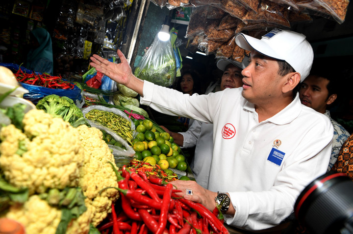 Menteri Perdagangan Agus Suparmanto (kedua kanan) didampingi Wakil Gubernur Jawa Timur Emil Dardak (kanan) berbincang dengan penjual sayur saat sidak dan operasi pasar di Pasar Wonokromo, Surabaya, Jawa Timur, Jumat, 31 Januari 2020.