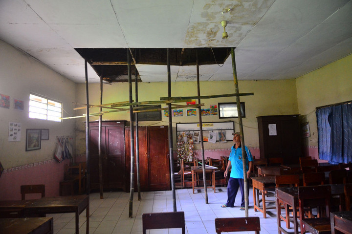 Seorang guru berada di dalam kelas yang plafonnya rusak di Sekolah Dasar Negeri (SDN) 2 Purwosari, Kudus, Jawa Tengah, Jumat, 31 Januari 2020.