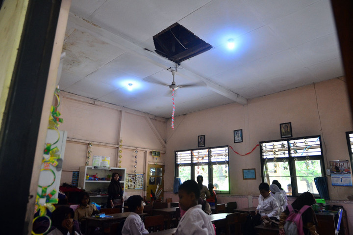 Sebanyak tiga ruangan di sekolah itu kondisi bangunan kayunya sudah rapuh dan sebagian plafonnya roboh dan membahayakan bagi siswa, sehingga kegiatan belajar sebagian dipindahkan ke ruangan laboratorium.
