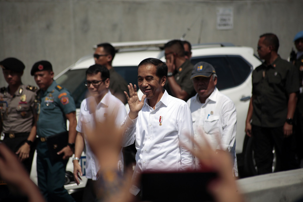 Menurut Jokowi, jalan bawah tanah di Bandara Internasional Yogyakarta tersebut merupakan penghubung jalan Pantai Selatan (Pansela) atau Jalan Jalur Lintas Selatan yang terputus akibat pembangunan bandara.