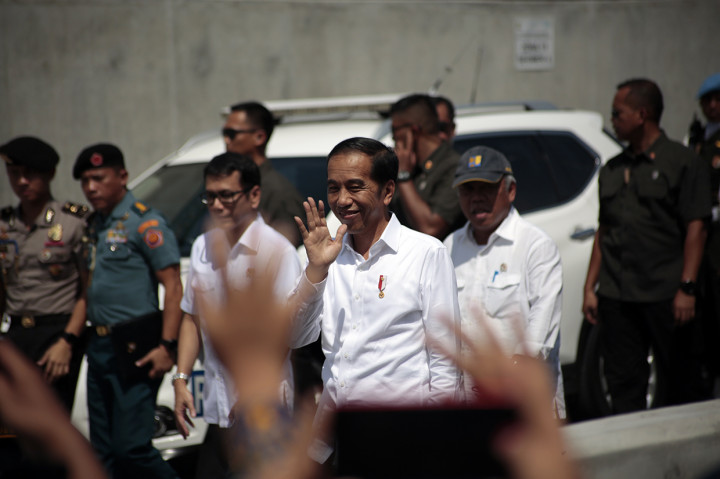 Menurut Jokowi, jalan bawah tanah di Bandara Internasional Yogyakarta tersebut merupakan penghubung jalan Pantai Selatan (Pansela) atau Jalan Jalur Lintas Selatan yang terputus akibat pembangunan bandara.