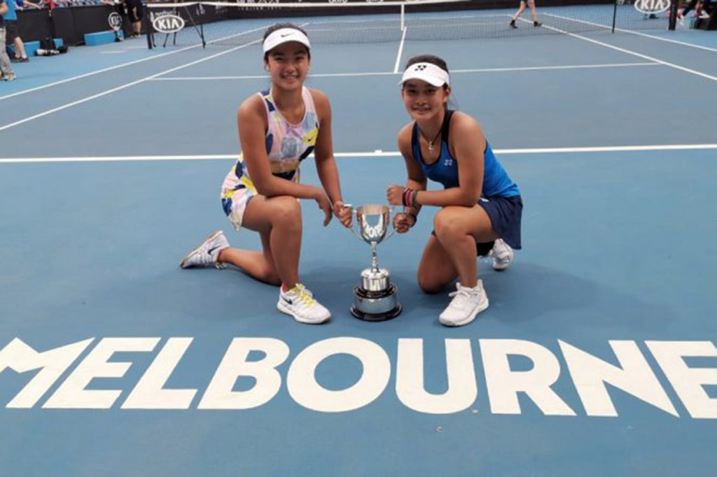 Petenis muda Indonesia Priska Madelyn Nugroho yang berpasangan dengan Alexandra Eala dari Filipina berhasil menjadi juara ganda putri Australian Open Junior 2020, setelah menaklukkan Ziva Falkner (Slovenia)/Matilda Mutavdzic (Britania) di final, Jumat, 31 Januari 2020. Priska/Eala menang dua set langsung, 6-1, 6-2.
