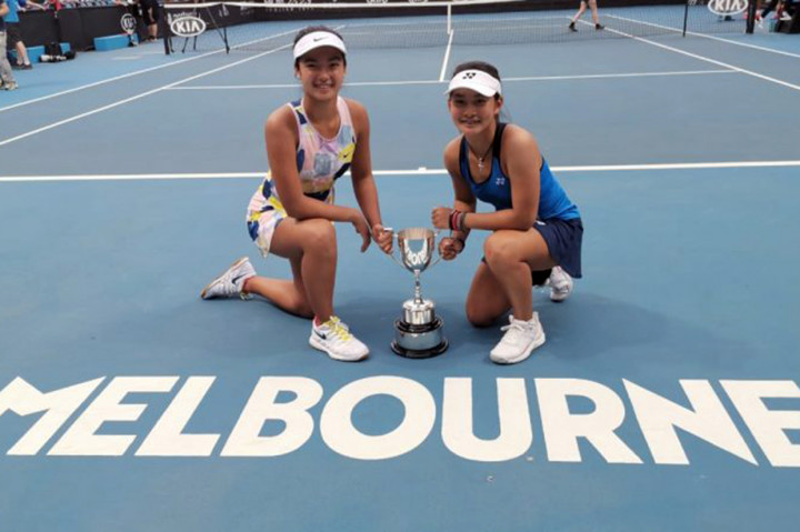 Petenis muda Indonesia Priska Madelyn Nugroho yang berpasangan dengan Alexandra Eala dari Filipina berhasil menjadi juara ganda putri Australian Open Junior 2020, setelah menaklukkan Ziva Falkner (Slovenia)/Matilda Mutavdzic (Britania) di final, Jumat, 31 Januari 2020. Priska/Eala menang dua set langsung, 6-1, 6-2.