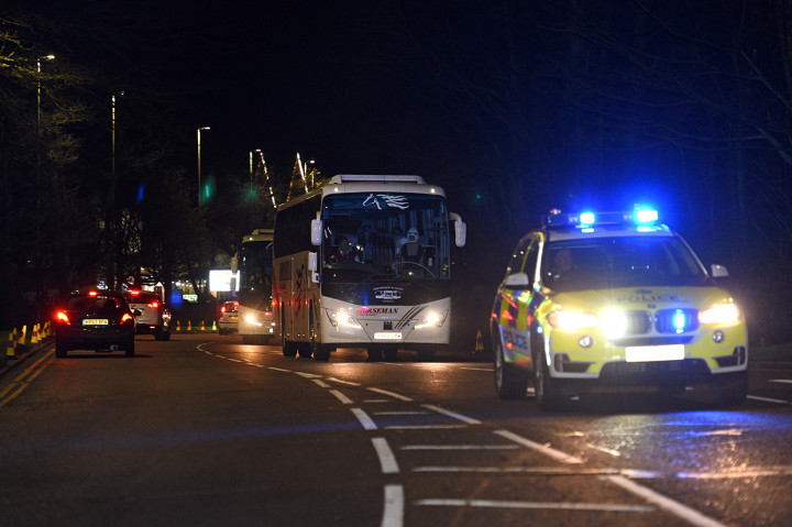 Konvoi bus yang membawa puluhan warga Inggris yang dievakuasi dari Wuhan, Tiongkok tiba di Rumah Sakit Arrowe Park, di Wirral, dekat Liverpool, Jumat, 31 Januari 2020 waktu setempat.