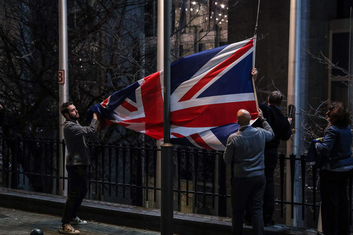 Bendera Inggris di Kantor Pusat Uni Eropa di Brussels diturunkan. Namun, sedikit yang akan segera berubah, sebab masa transisi membuat Inggris Raya tetap menjadi anggota namun tak lebih dari sekadar nama hingga akhir 2020.