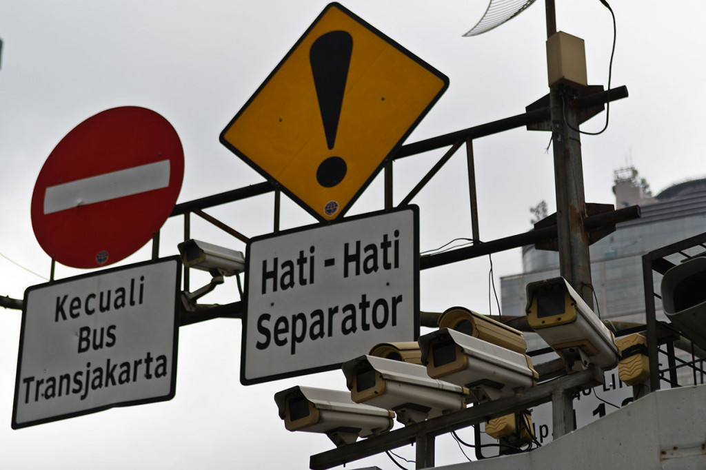 Kamera pengawas atau 'closed circuit television' (CCTV) terpasang di Jalan MH Thamrin, Jakarta. Direktorat Lalu Lintas Polda Metro Jaya mulai menerapkan tilang elektronik atau 'electronic traffic law enforcement' (ETLE) untuk pengendara sepeda motor, Sabtu, 1 Februari 2020.