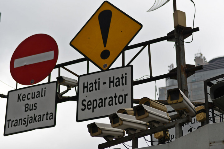 Kamera pengawas atau 'closed circuit television' (CCTV) terpasang di Jalan MH Thamrin, Jakarta. Direktorat Lalu Lintas Polda Metro Jaya mulai menerapkan tilang elektronik atau 'electronic traffic law enforcement' (ETLE) untuk pengendara sepeda motor, Sabtu, 1 Februari 2020.