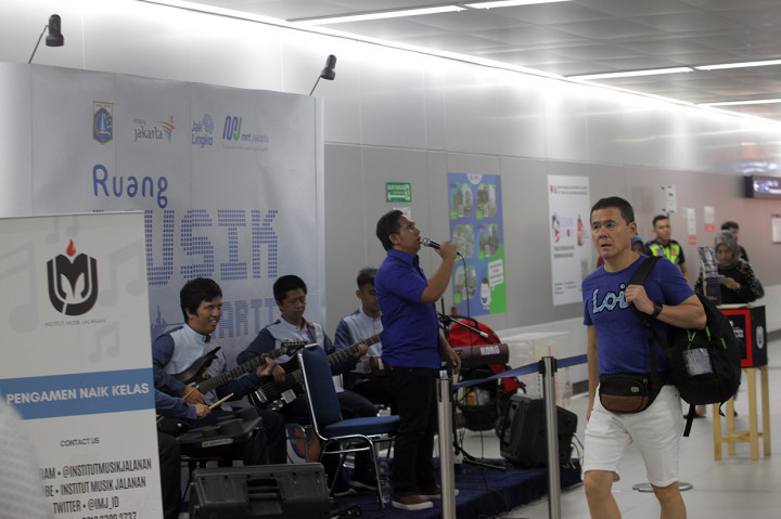Grup musik tuna netra Coste Band tampil menghibur penumpang di Ruang Musik MARTI, Stasiun MRT Bundaran Hotel Indonesia, Jakarta, Sabtu, 1 Februari 2020. 