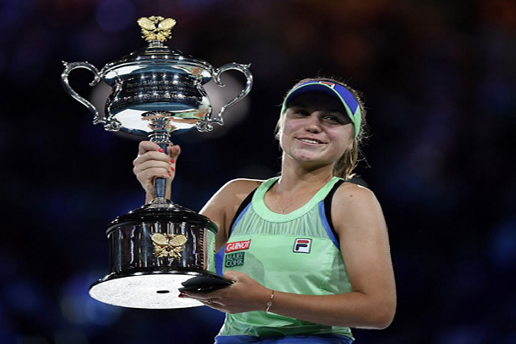 Petenis AS kelahiran Moskow Sofia Kenin mengangkat trofi turnamen Australia Open 2020 yang baru saja dia raih, di Melbourne, Sabtu, 1 Februari 2020.