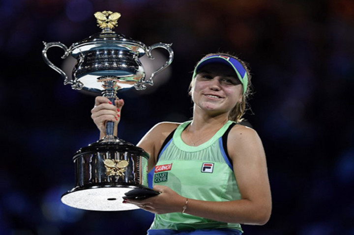 Petenis AS kelahiran Moskow Sofia Kenin mengangkat trofi turnamen Australia Open 2020 yang baru saja dia raih, di Melbourne, Sabtu, 1 Februari 2020.