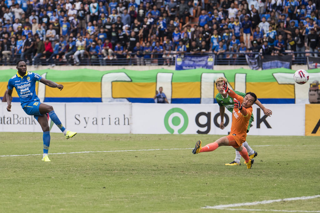 Persib Bandung berhasil mengalahkan tamunya Melaka United 3-1 dalam laga uji coba yang digelar di Stadion Si Jalak Harupat, Kabupaten Bandung, Jawa Barat, Sabtu, 1 Februari 2020. Gol-gol Persib disumbang oleh Geoffrey castillion (dua gol) dan Ghozali Siregar. Sementara gol balasan Melaka dicetak oleh Jang Sikwon.