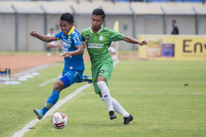 Pesepak bola Persib Bandung Febri Haryadi (kiri) berebut bola dengan pesepak bola Melaka United Khairul Anwar Bin Shahrudin saat pertandingan persahabatan di Stadion Si Jalak Harupat, Kabupaten Bandung, Jawa Barat.