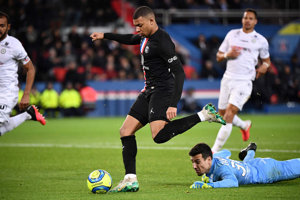 Usai turun minum, PSG memperbesar keunggulannya dengan melahirkan dua gol tambahan dari masing-masing Kylian Mbappe dan Layvin Kurzawa.