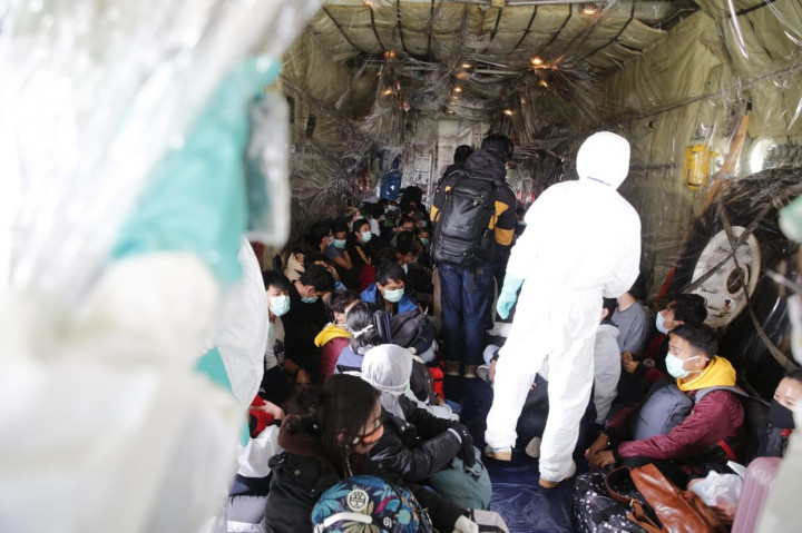 Petugas medis memeriksa kesehatan Warga Negara Indonesia (WNI) dari Wuhan, Tiongkok yang baru tiba di Bandara Hang Nadim, Batam, dan akan diberangkatkan menuju Natuna dengan pesawat Hercules TNI di Kepulauan Riau.