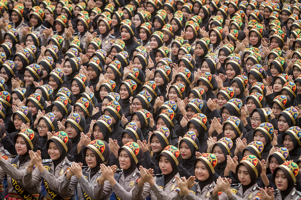 Penari menampilkan tarian Ratoh Jaroe dari Aceh pada acara Garapan Massal 1001 Penari di Balaikota, Solo, Jawa Tengah.