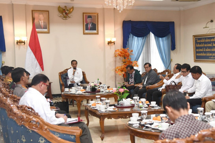Presiden Joko Widodo mengumpulkan menteri dan kepala lembaga terkait dalam rapat terbatas (ratas) mengenai wabah virus Corona (2019-nCoV) yang berasal dari Provinsi Hubei.