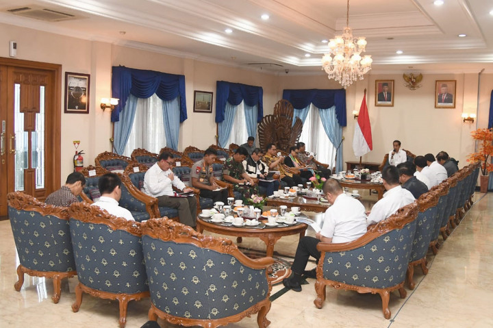 Ratas dihadiri Menlu Retno Marsudi, Panglima TNI Marsekal Hadi Tjahjanto, Kapolri Jenderal Idham Azis, Kepala BIN Budi Gunawan, Menko Polhukam Mahfud Md, Menkominfo Johnny G Plate, Menko PMK Muhadjir Effendy, Menhub Budi Karya, Menkum HAM Yasonna Laoly, Menparekraf Wishnutama, dan Kepala BNPB Letjen Doni Monardo.