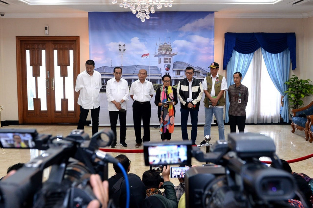 Selain itu, penerbangan langsung dari dan ke Mainland China ditunda untuk sementara mulai hari rabu pukul 00.00.