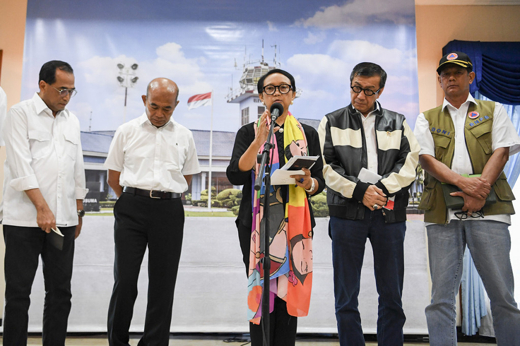 Retno menyampaikan pernyataan tersebut dengan didampingi Menko PMK Muhadjir Effendy dan Menkum HAM Yasonna Laoly. Penerbangan dari dan ke China akan ditunda sementara mulai Rabu, 5 Februari 2020.
