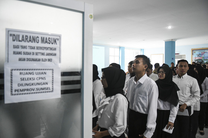 Peserta antre memasuki ruangan Seleksi Kompetensi Dasar (SKD) berbasis Computer Assisted Test (CAT) untuk Calon Pegawai Negeri Sipil (CPNS) Provinsi Sumatera Selatan di aula SMK Negeri 2 Palembang, Sumatera Selatan. Antara Foto/Nova Wahyudi