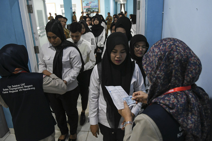 Petugas memeriksa identitas peserta Seleksi Kompetensi Dasar (SKD) berbasis Computer Assisted Test (CAT) untuk Calon Pegawai Negeri Sipil (CPNS) Provinsi Sumatera Selatan di aula SMK Negeri 2 Palembang, Sumatera Selatan. Antara Foto/Nova Wahyudi