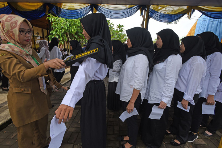 Sejumlah peserta antre menjalani pemeriksaan identitas ujian saat akan mengikuti tes Calon Pegawai Negeri Sipil (CPNS) tahun 2020 lingkup Pemkab Serang di Serang, Banten. Antara Foto/Asep Fathulrahman