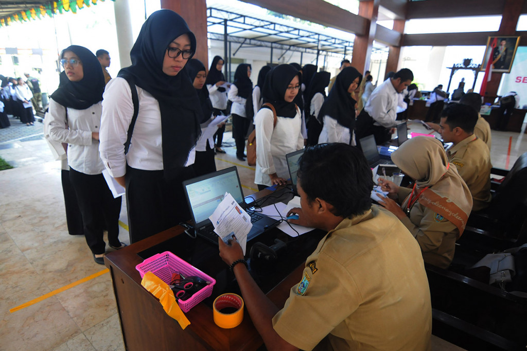Sejumlah peserta melakukan pendaftaran ulang sebelum mengikuti Seleksi Kemampuan Dasar (SKD) Computer Assisted Test (CAT) untuk Calon Pegawai Negeri Sipil (CPNS) tahun 2020 di Kantor Pemerintah Kota Salatiga, Jawa Tengah. Antara Foto/Aloysius Jarot Nugroho