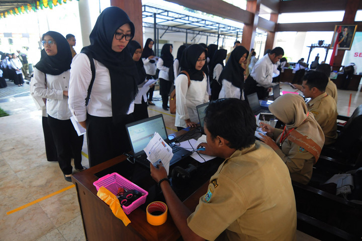 Sejumlah peserta melakukan pendaftaran ulang sebelum mengikuti Seleksi Kemampuan Dasar (SKD) Computer Assisted Test (CAT) untuk Calon Pegawai Negeri Sipil (CPNS) tahun 2020 di Kantor Pemerintah Kota Salatiga, Jawa Tengah. Antara Foto/Aloysius Jarot Nugroho