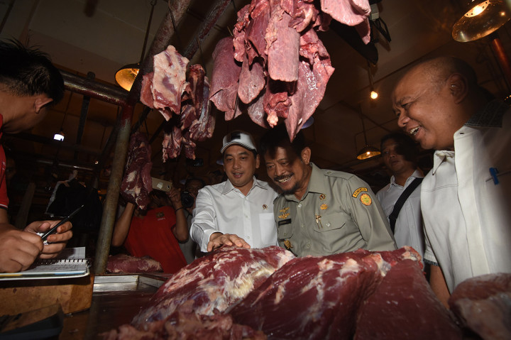 Menteri Perdagangan Agus Suparmanto (kiri) dan Menteri Pertanian Syahrul Yasin Limpo (tengah) meninjau harga daging sapi di Pasar Senen, Jakarta Pusat.