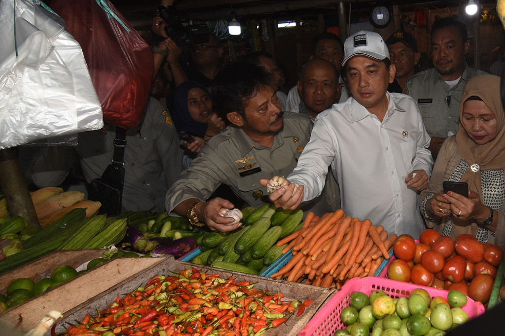 Kunjungan tersebut untuk memantau harga dan pasokan bahan pokok guna mengantisipasi kenaikan harga di musim penghujan.