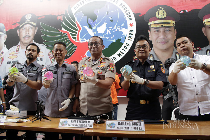 Kabid Humas Polda Metro Jaya Kombes Yusri Yunus beserta jajaran menunjukan barang bukti saat rilis penyelundupan sabu cair bermodus bola mainan di Ditresnarkoba Polda Metro Jaya, Jakarta.