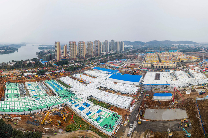 RS darurat ini dibangun dengan meniru desain rumah sakit, Xiaotangshan yang dibangun di pinggiran Beijing saat wabah SARS melanda China pada tahun 2003. Saat itu otoritas Beijing membangun RS Xiaotangshan hanya dalam waktu seminggu untuk merawat para pasien penyakit Sindrom Pernapasan Akut Parah (SARS).