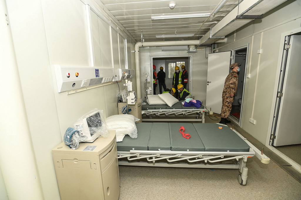 Terdapat dua ranjang di dalam salah satu kamar pasien yang ada di RS Huoshenshan ini.