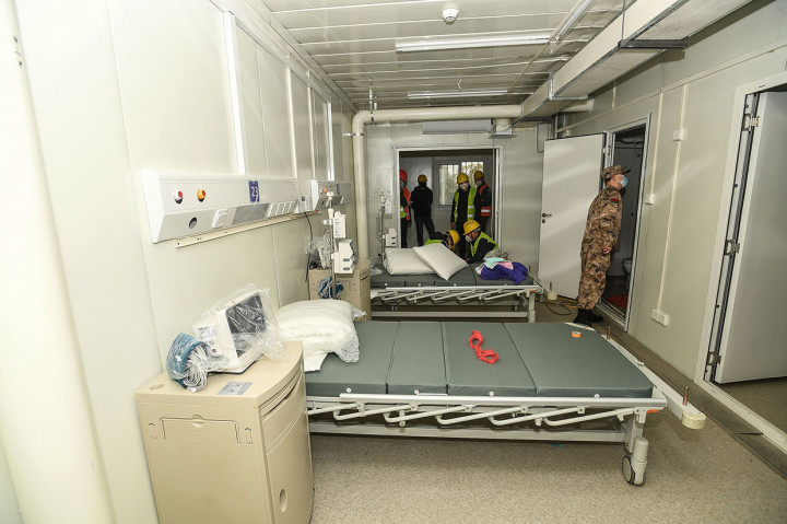 Terdapat dua ranjang di dalam salah satu kamar pasien yang ada di RS Huoshenshan ini.