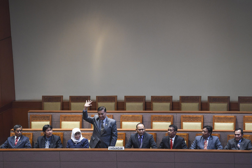 Lima calon Hakim Agung dan tiga calon hakim ad hoc pada Mahkamah Agung (kiri ke kanan) Soesilo, Dwi Sugiarto, Rahmi Mulyati, Busra, Sugeng Sutrisno, Agus Yunianto, Ansori dan Sugiyanto menghadiri rapat paripurna DPR di Kompleks Parlemen, Senayan, Jakarta.
