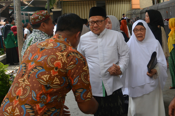 Sholah Sejumlah Tokoh Nasional Hadiri Pemakaman Gus Sholah