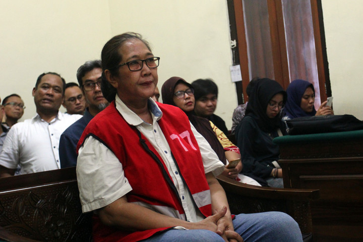 Terdakwa kasus penyebaran hoaks dan provokasi di Asrama Mahasiswa Papua Surabaya, Tri Susanti menjalani sidang di Pengadilan Negeri Surabaya, Jawa Timur, Senin, 3 Februari 2020. Majelis hakim menjatuhkan pidana penjara selama tujuh bulan kepada terdakwa.
