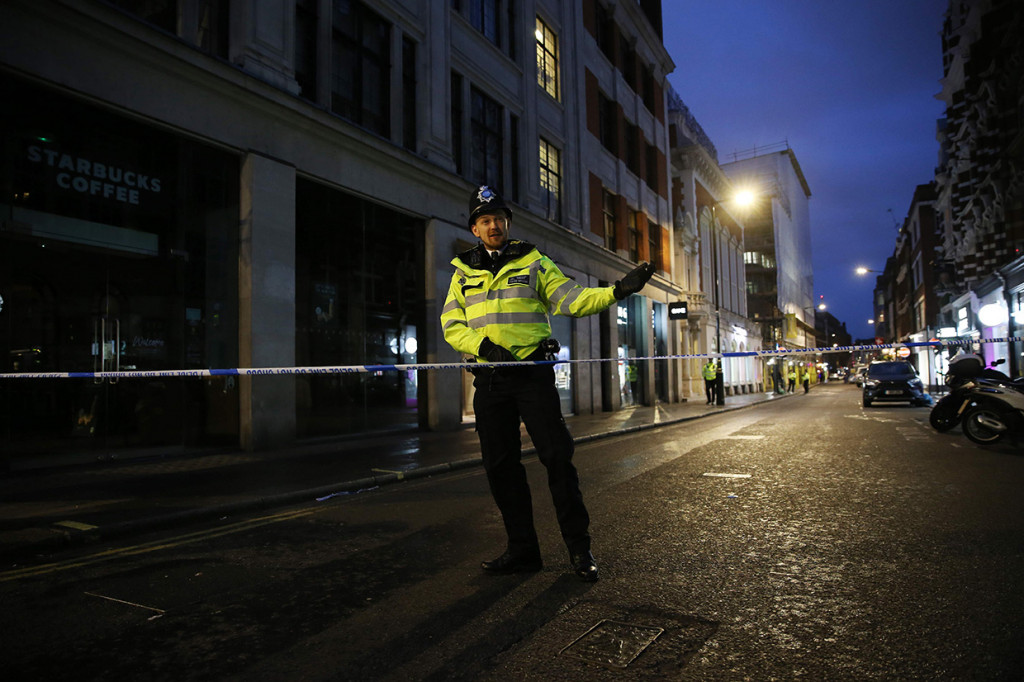 Polisi memblokade jalan di kawasan Soho, London, Senin, 3 Februari 2020 waktu setempat, setelah penemuan bom peninggalan Perang Dunia II ditemukan.