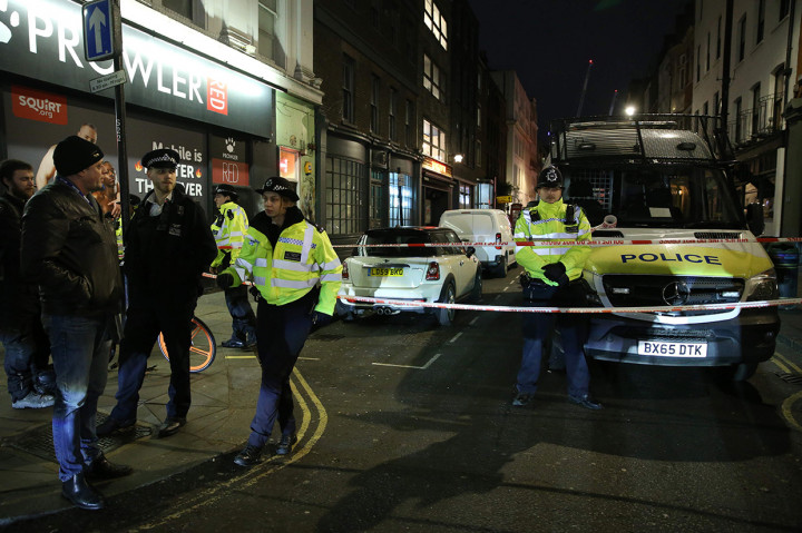 Bom peninggalan Perang Dunia II yang tidak meledak tersebut ditemukan di dekat Dean Soho Street oleh pekerja konstruksi, dan polisi dipanggil pada pukul 13:42 waktu setempat pada hari Senin.